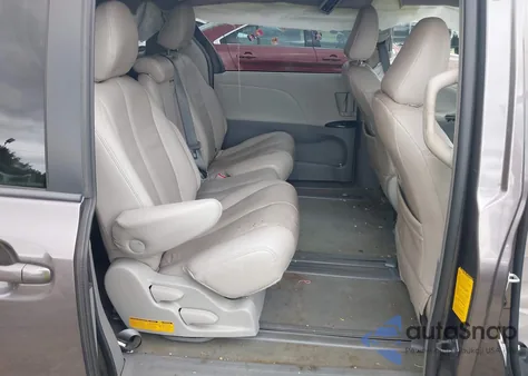 2013 Toyota Sienna Le V6 8 Passenger z USA, uszkodzony, nr VIN 5TDKK3DC2DS340181